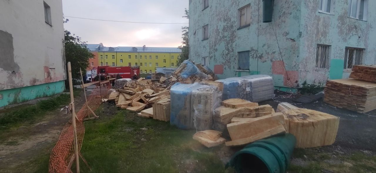 В кировском дворе пожарные успели потушить залежи строительного утеплителя