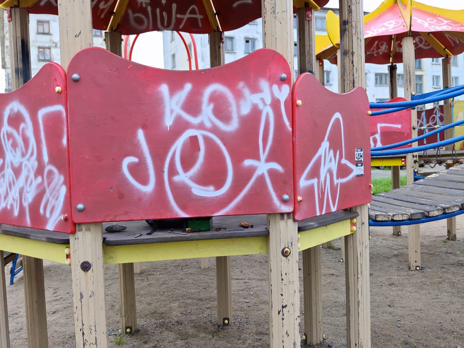«Где здесь искусство?»: в Никеле коммунальщиков возмутило «творчество» граффитчиков
