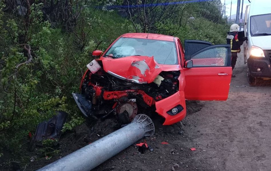 В Кировске иномарка сбила столб — два человека в больнице