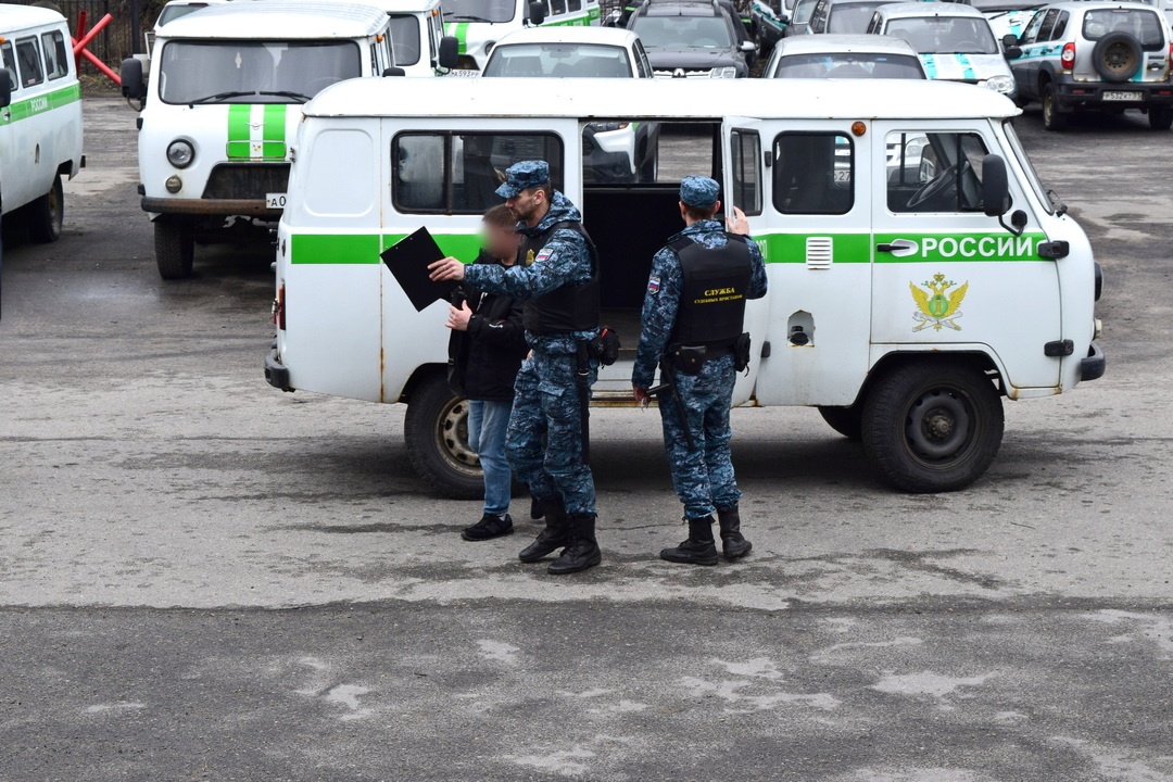 В Полярных Зорях алиментщик прятался у матери — должника принудительно доставили к приставу
