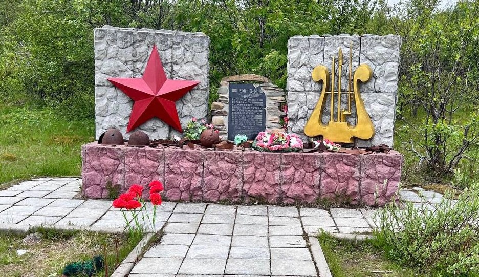 Мурманские журналисты взяли шефство над мемориалом «Литературная землянка» под Печенгой — его благоустроят