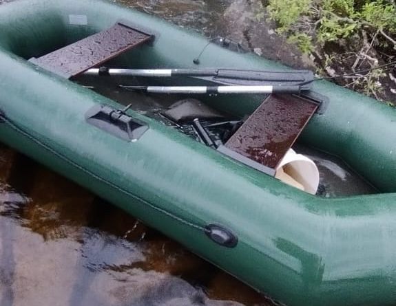 На озере Пермус у лодки сломались весла — двое рыбаков получили сильное переохлаждение