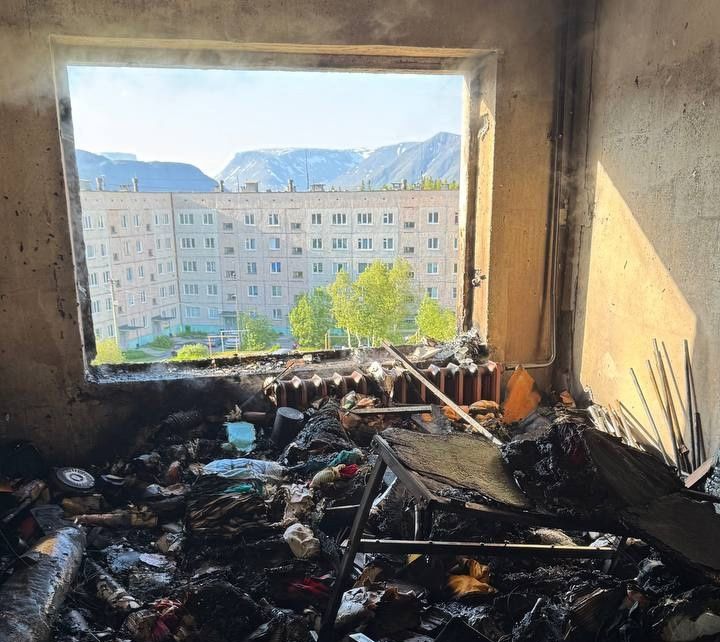 В Кировске в горящей квартире взорвались 3 газовых баллона — есть пострадавший
