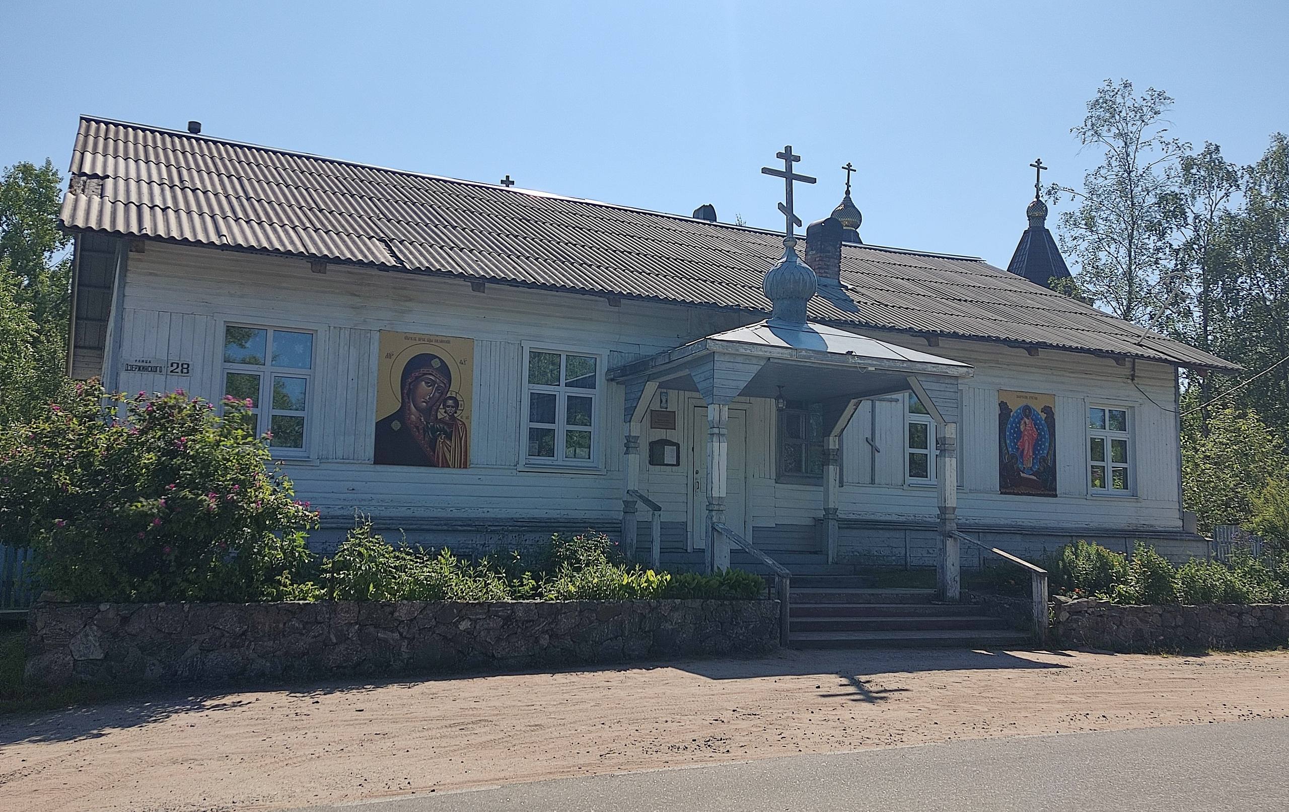 В Умбе обновили иконы на фасаде Воскресенского храма