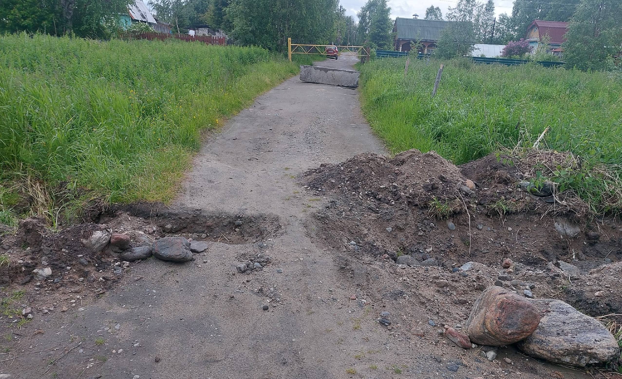 Под Кандалакшей перекопали и загородили дорогу к дачам: «Как проехать скорой и пожарным — загадка»