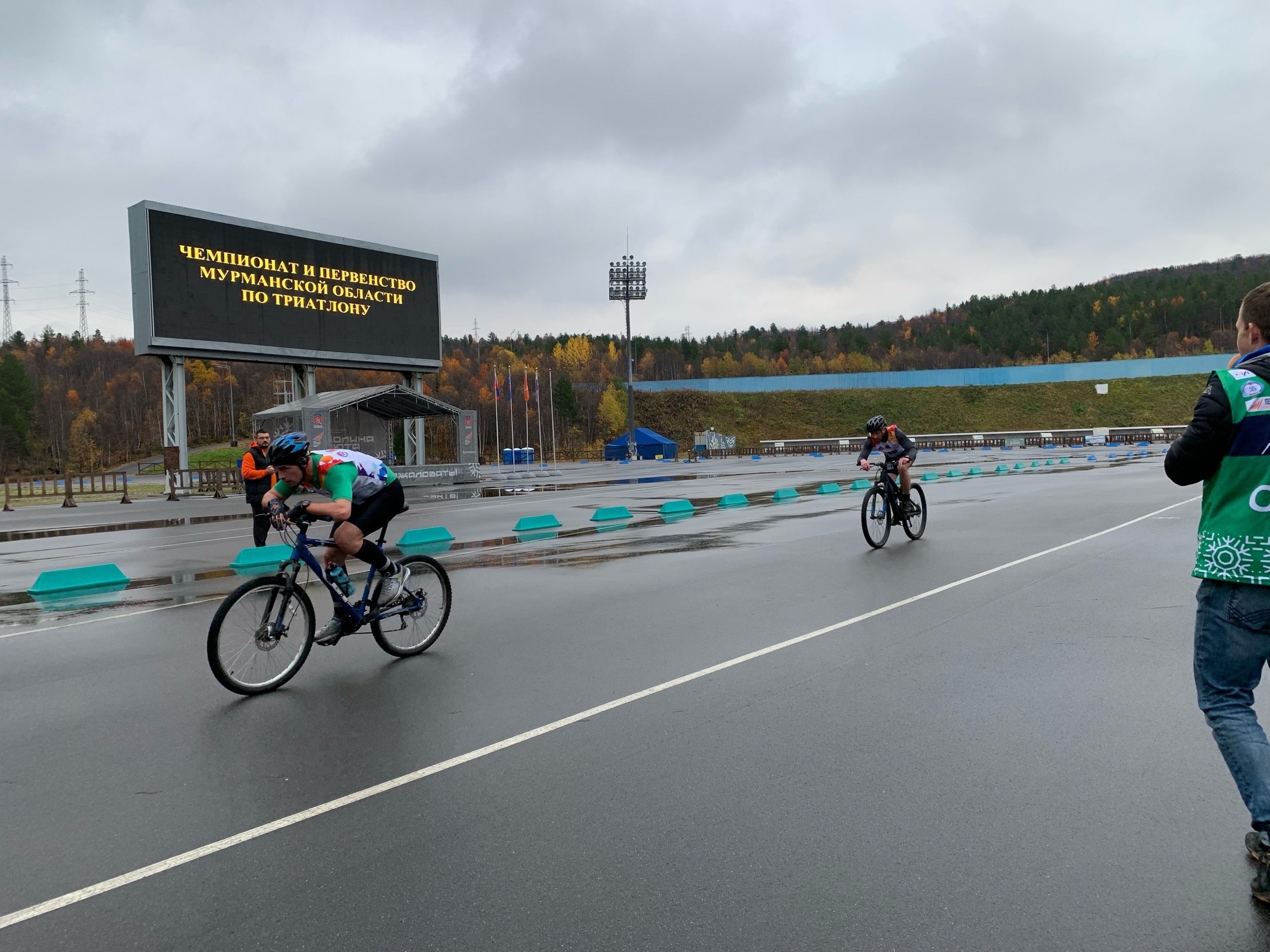 40 км на велосипеде, 10 км бегом и 1,5 км вплавь ждет участников чемпионата по триатлону в Полярных Зорях