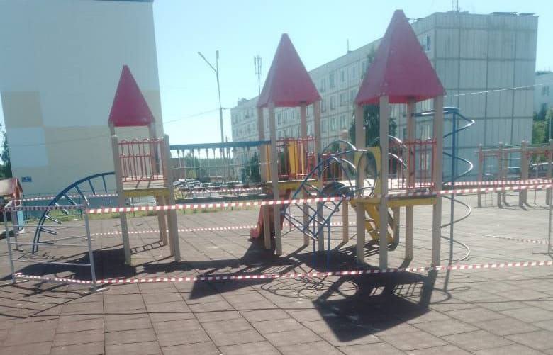 Пришел в негодность и стал небезопасным: детская площадка в Алакуртти осталась без игрового комплекса