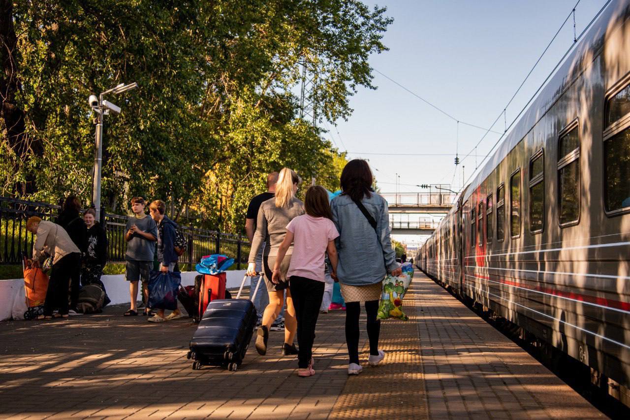 «Здоровы и полны впечатлений»: в Мурманск из детского лагеря Геленджика вернулись 76 ребят