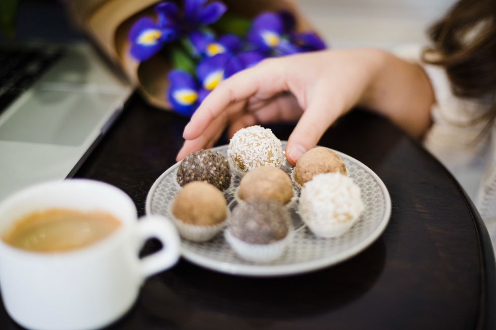 Только сухофрукты и немного кокосовой стружки — диетические конфеты «Инь-ян»: вкусные и без вреда талии
