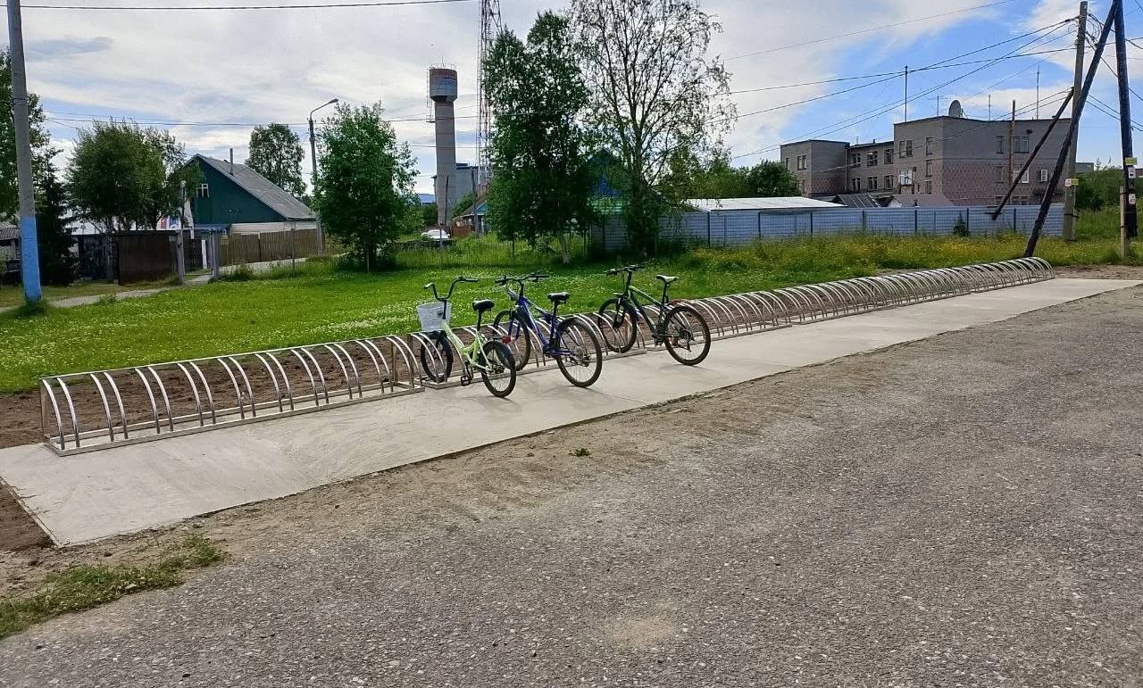 У школы в Ловозере появилась долгожданная велопарковка