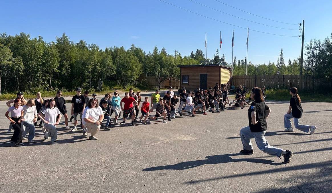 Почти полтысячи юных северян отдохнули с начала лета в детском патриотическом центре в Магнетитах