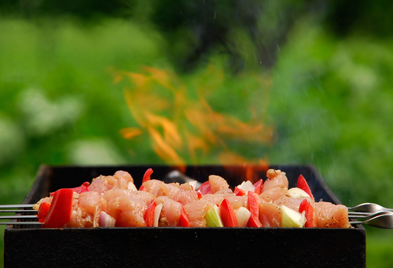 Легкая кислинка и пикантный вкус — маринад для шашлыка из томатной пасты: мясо будет сочным и ароматным