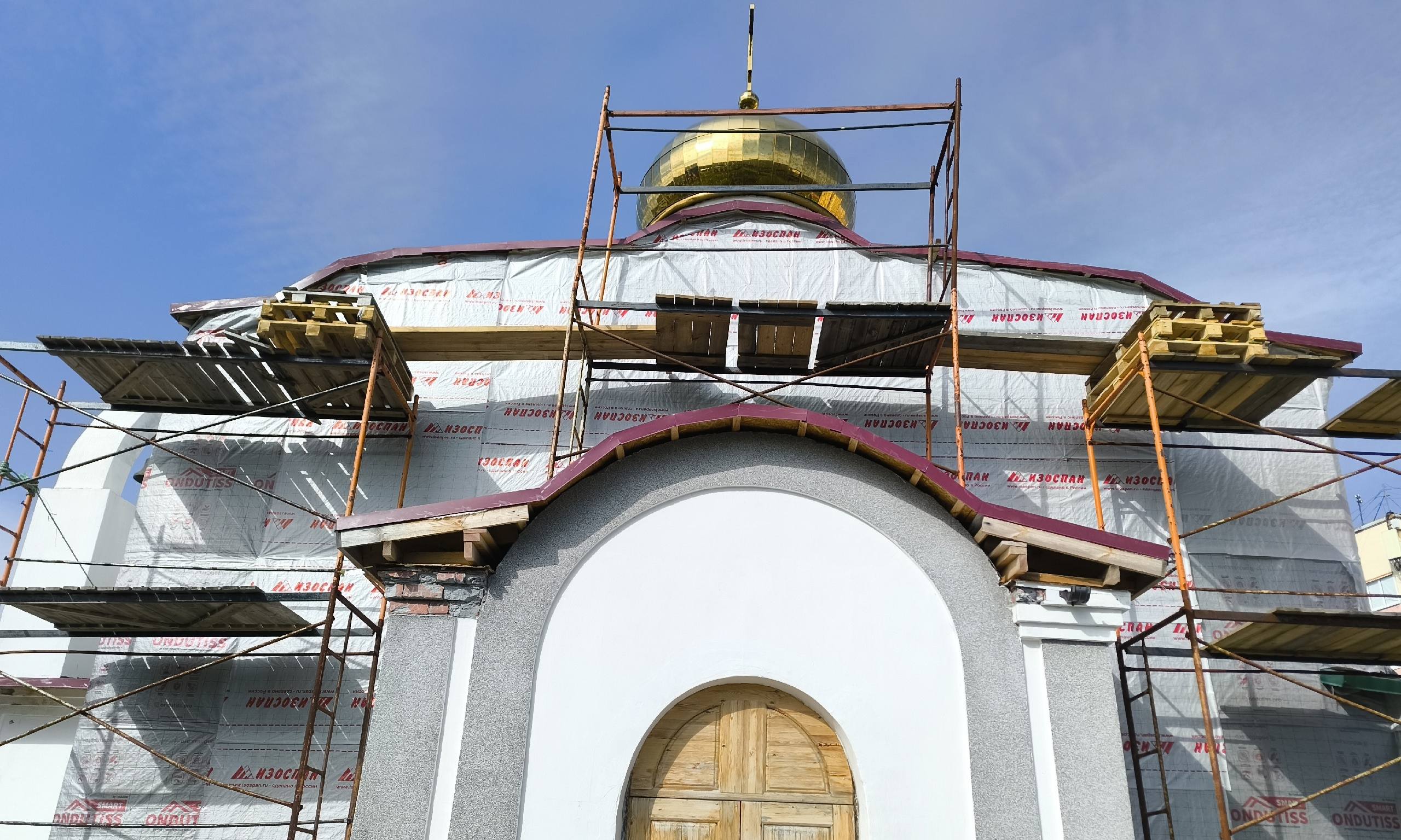 В снежногорском храме Георгия Победоносца идет ремонт — утепляют стены фасада