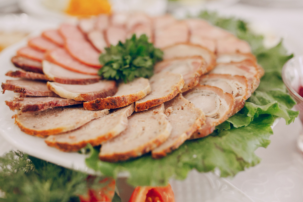 Мясной деликатес — домашняя колбаса почти как буженина: для завтраков и нарезок на праздничный стол