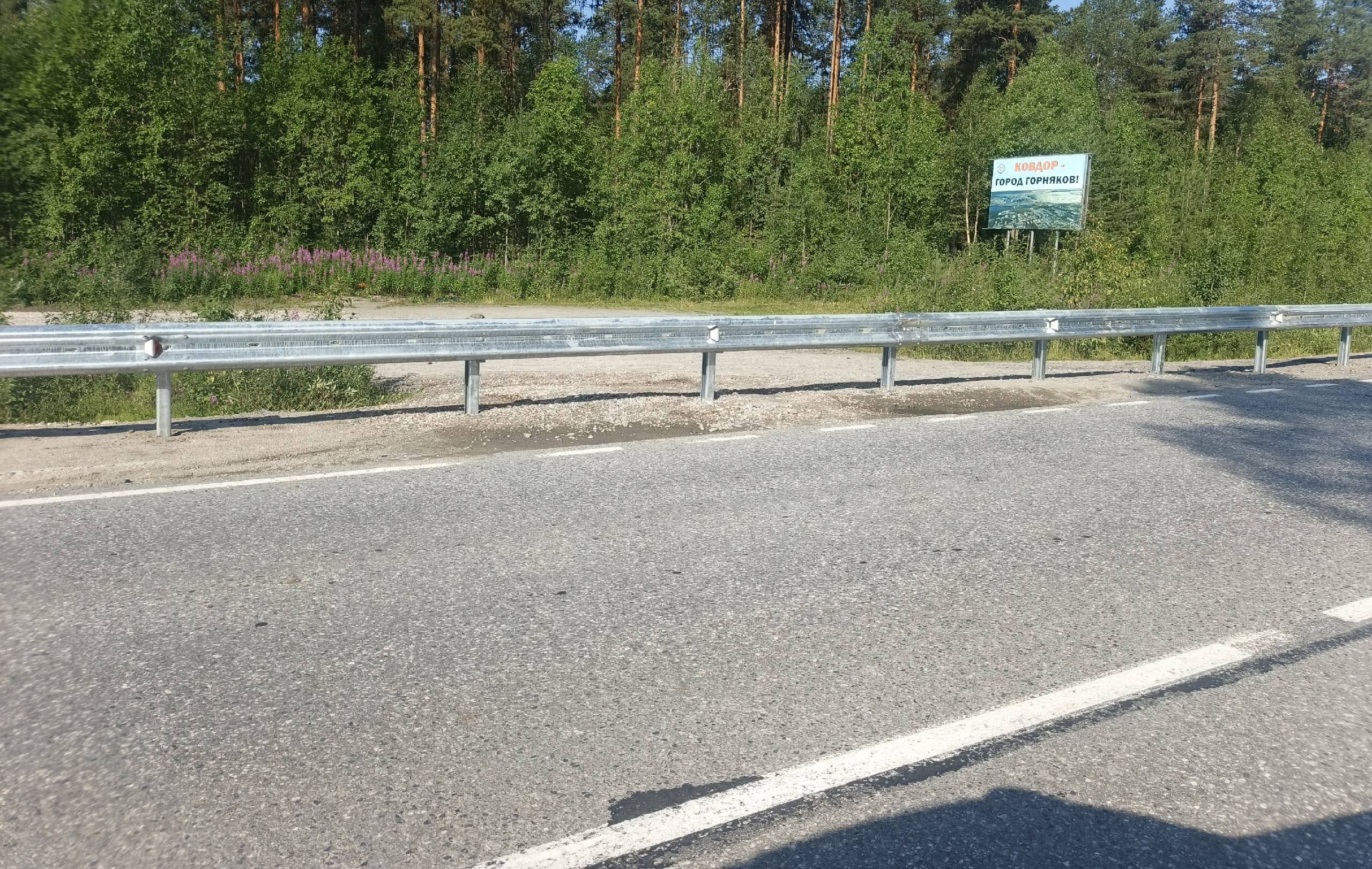 Владельцы более 400 дач под Ковдором в недоумении — съезд с дороги к их СНТ закрыли отбойником