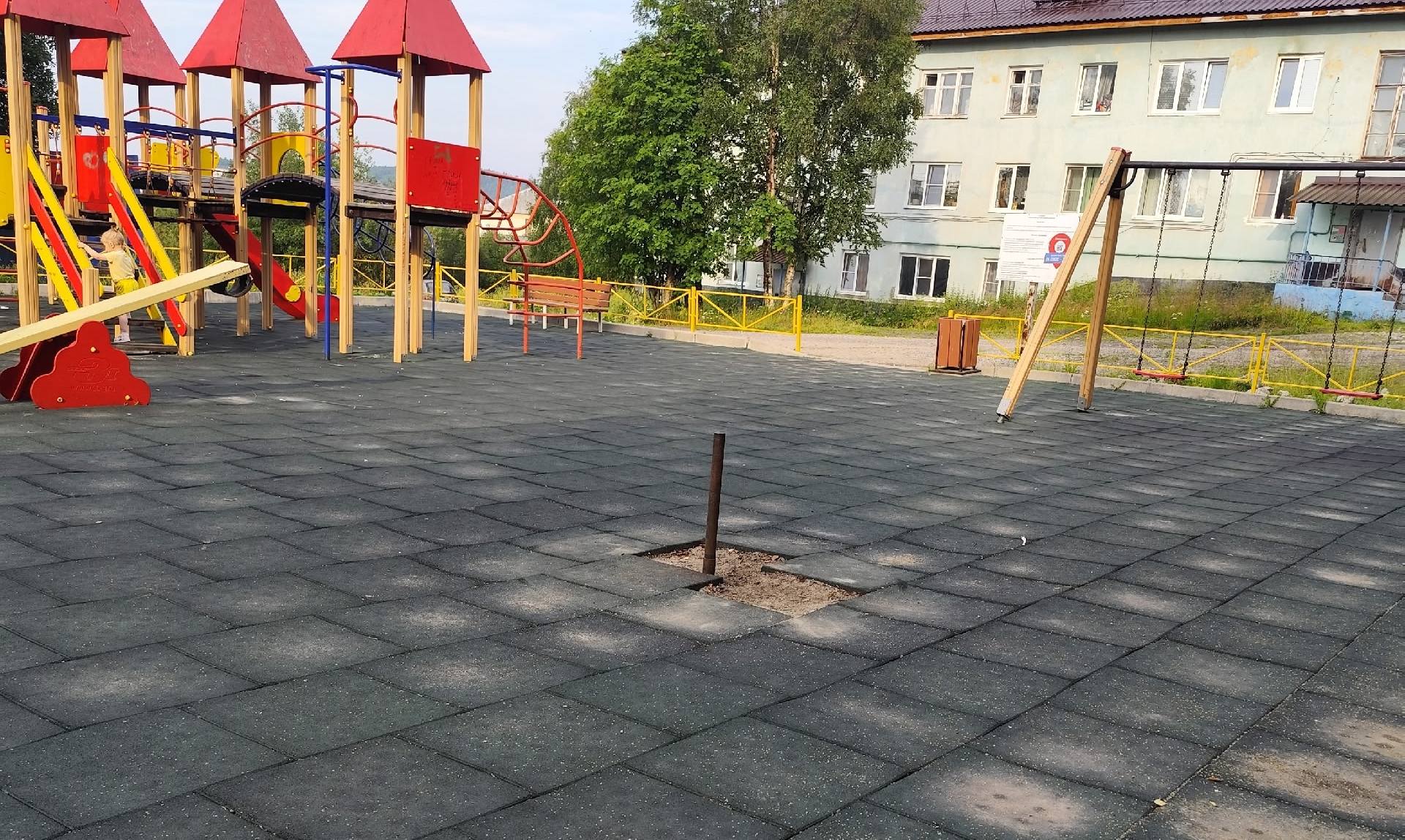 «Очень опасно»: на детской площадке в Мурмашах забыли огородить торчащий стержень от основания карусели