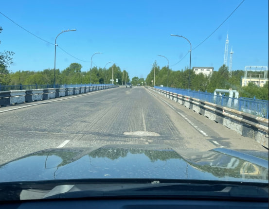 «Ямы уже 1,5 метра»: дорогу со снятым асфальтом на мосту в Кандалакше до сих пор не отремонтировали