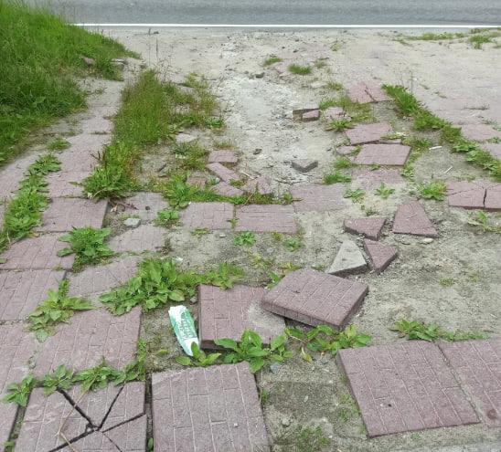 «Перекопали и бросили»: жителям Полярного с мая приходится попадать в дома по разрушенному двору