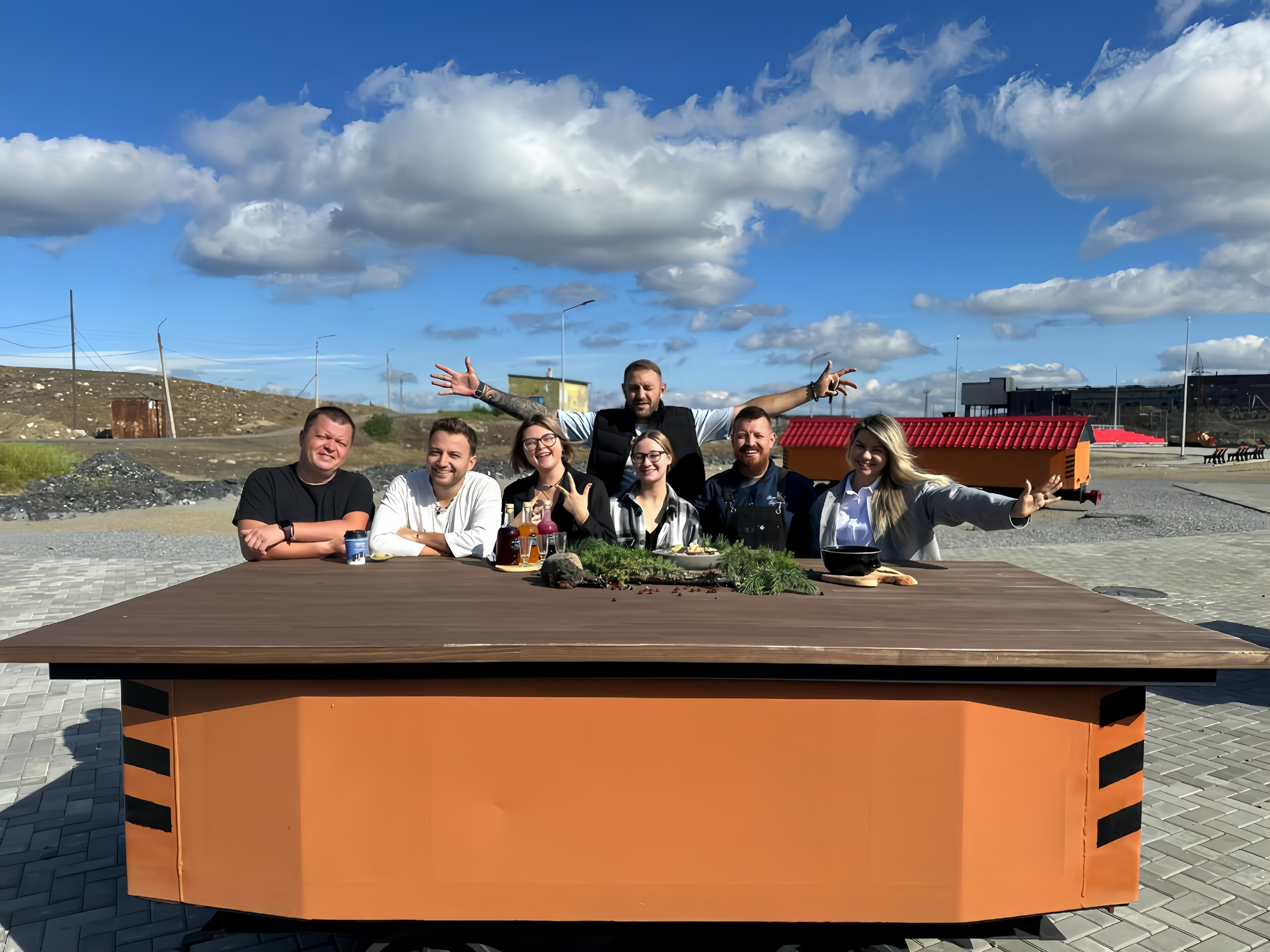 Команда гастрошоу «Тайны забытых рецептов» прибыла в Никель — съёмки идут на площади Металлургов