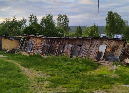 «Второй год негде хранить поленья»: в Лесозаводском жители не могут добиться ремонта дровяников