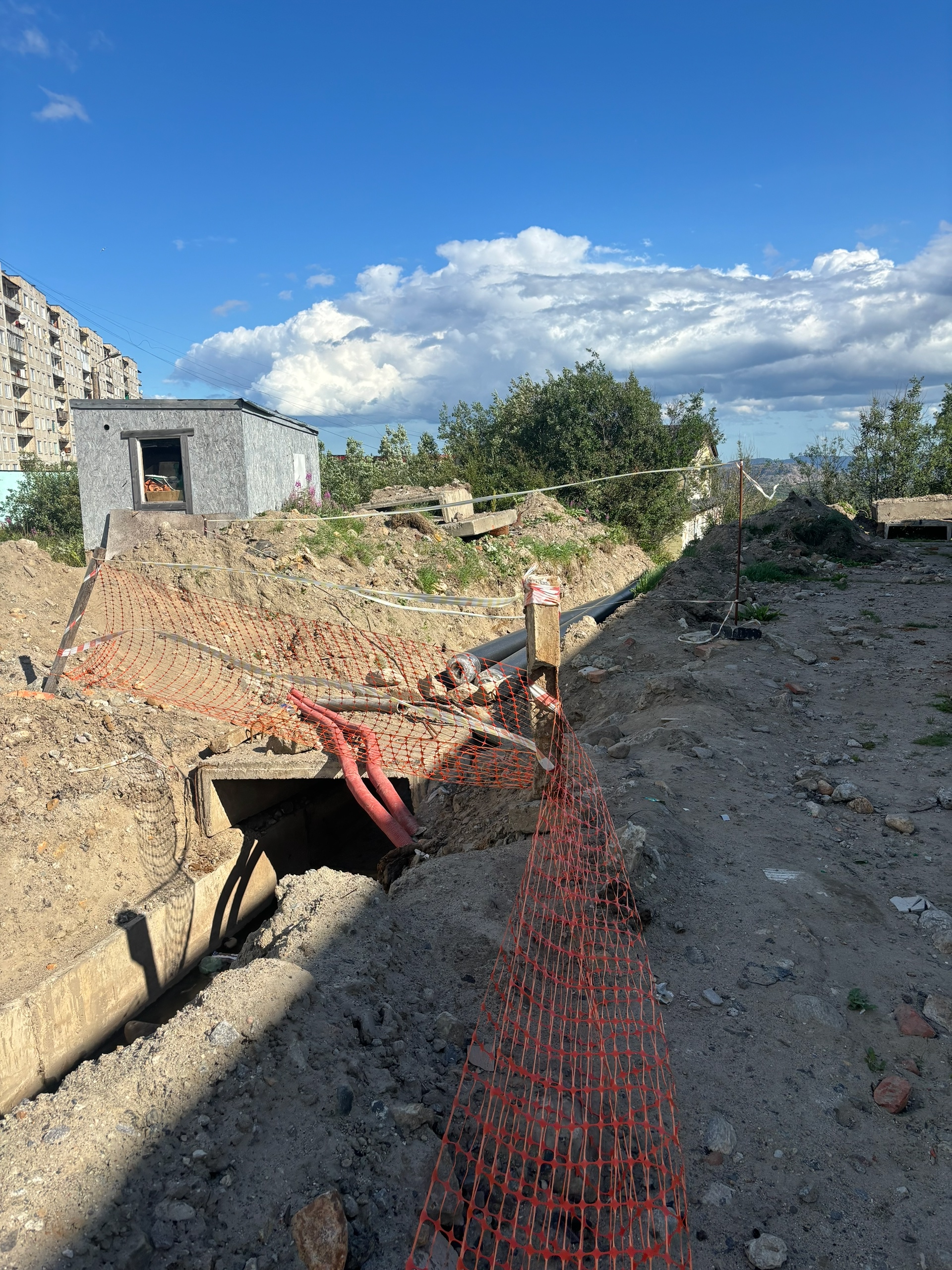 «Хожу каждый день — никого нет»: в ЗАТО Александровск растёт недовольство из-за длительного ремонта трубопровода