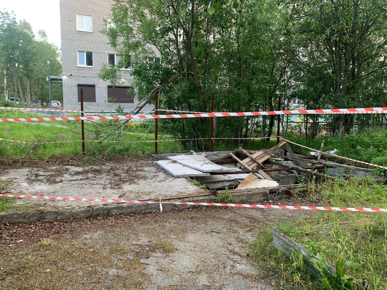Возле спортшколы в Апатитах 3 года торчит арматура — власти обещали убрать её к концу ноября