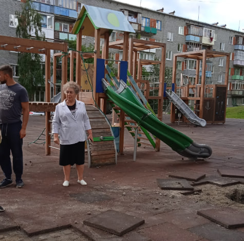 Галоп, Вертолёт и Конёк-Горбунок: жители Верхнетуломского добились установки качелей для детей