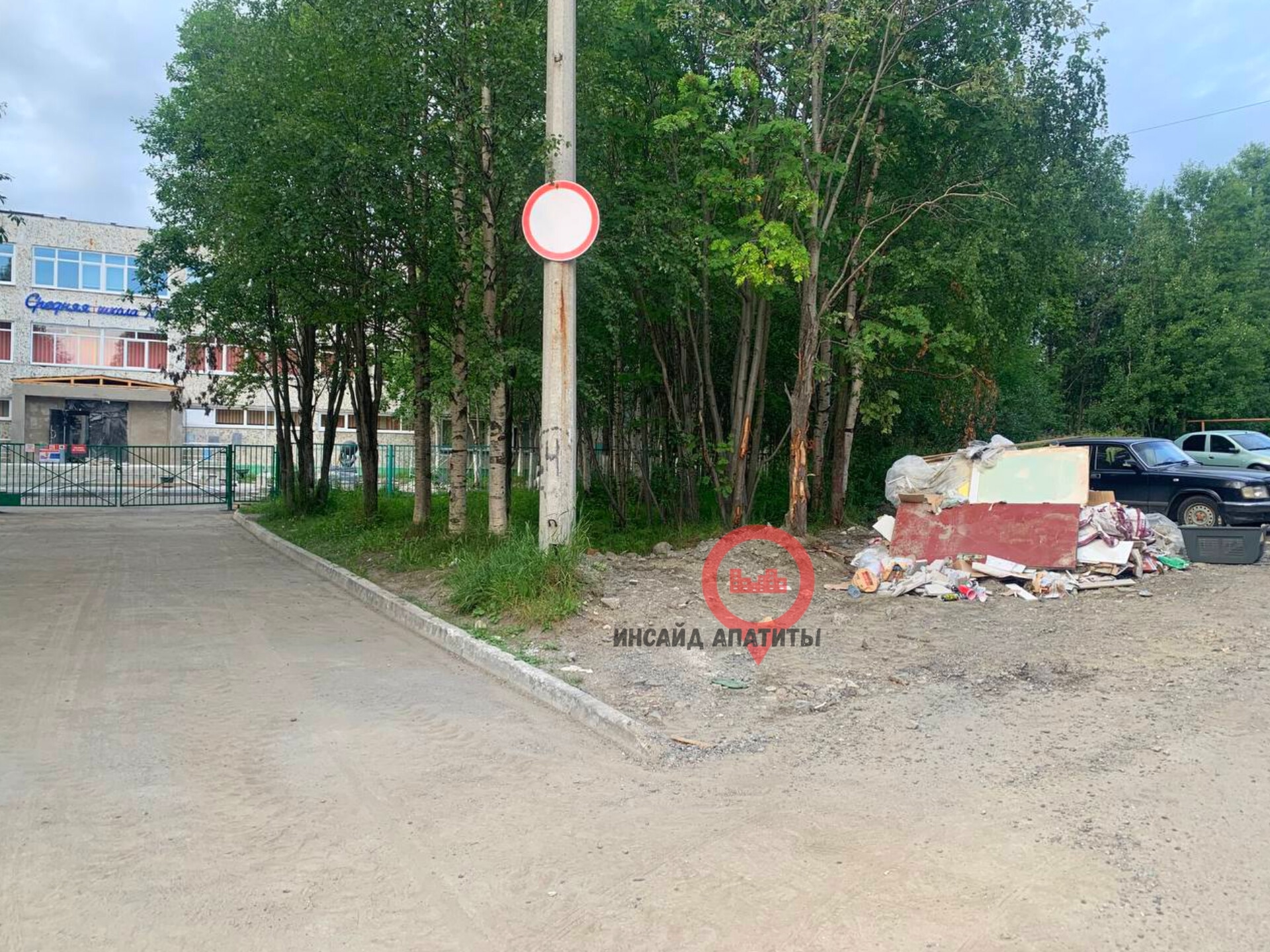 Мусор лежит третий месяц: жители Апатитов пожаловались на захламлённую территорию возле школы