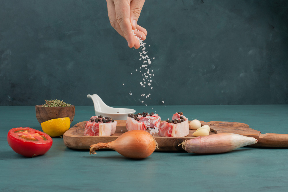 В год съедаем по 8 кг соли — как сократить потребление этого продукта: советы доктора Мясникова
