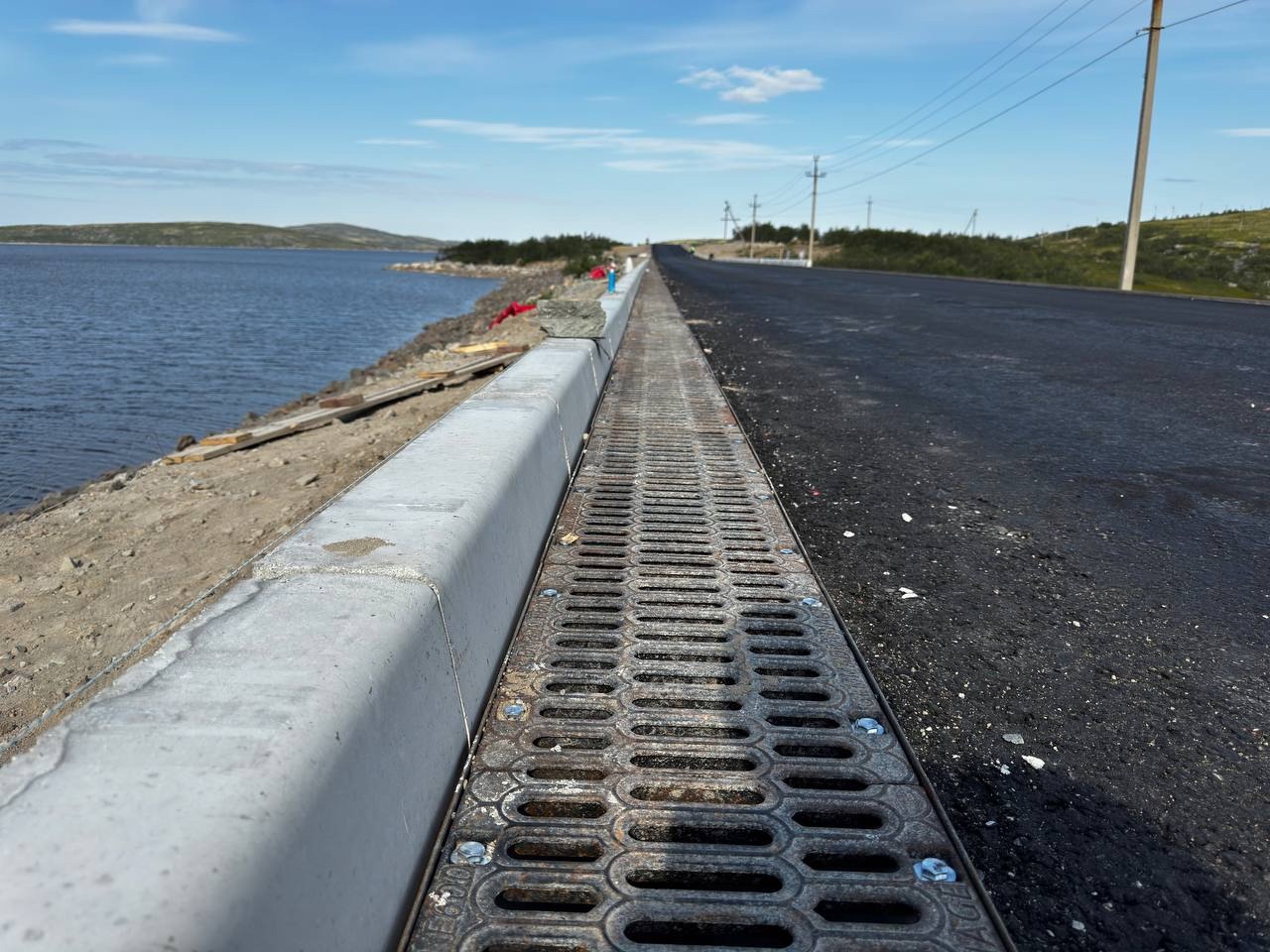 На подъезде к Териберке обустраивают обочины и водоотводы