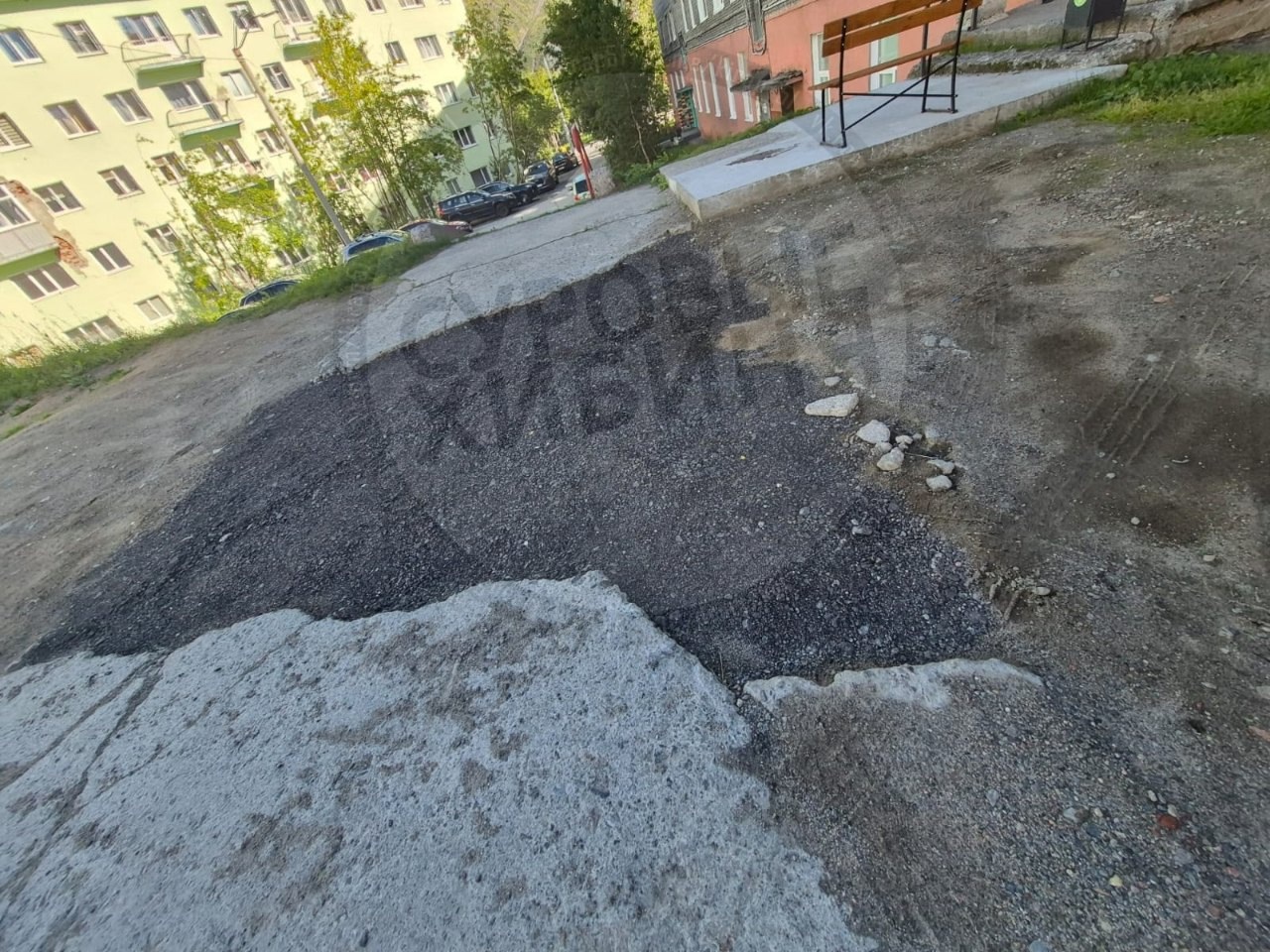 «Выломали и уехали»: жители дома в Кировске возмущены недоделанным ремонтом во дворе