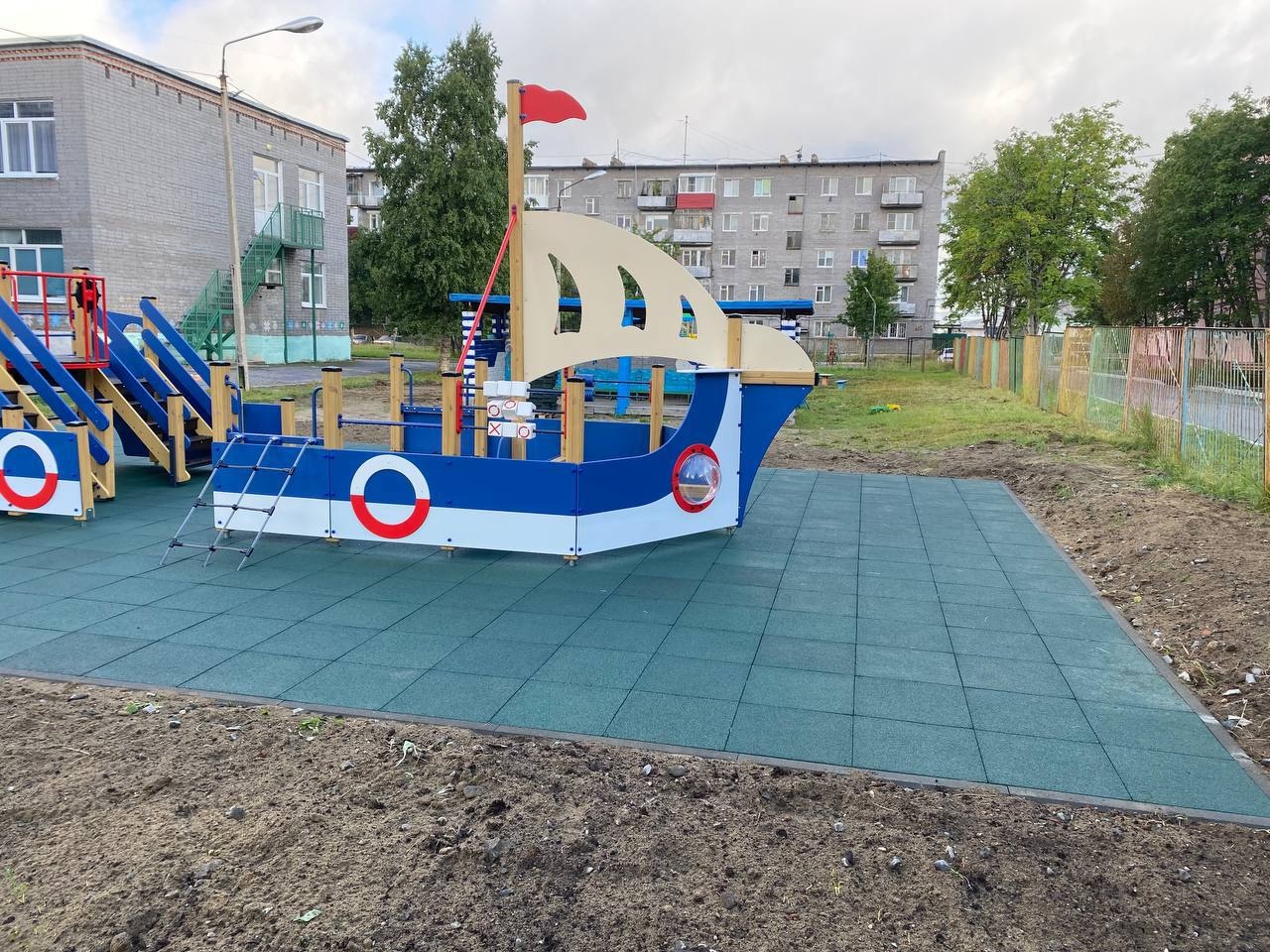 В Ревде завершается строительство новой детской площадки «Загадочный Север»