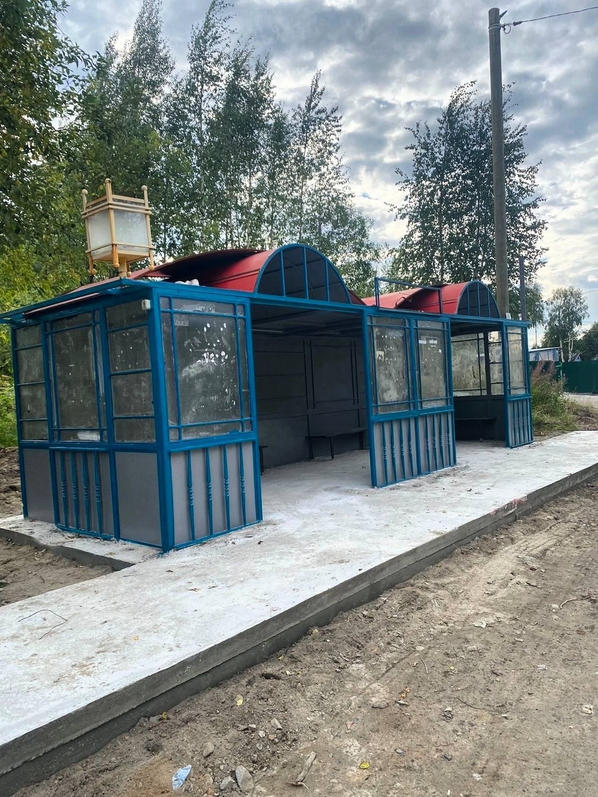 В посёлке Зашеек обустроили удобную автобусную остановку