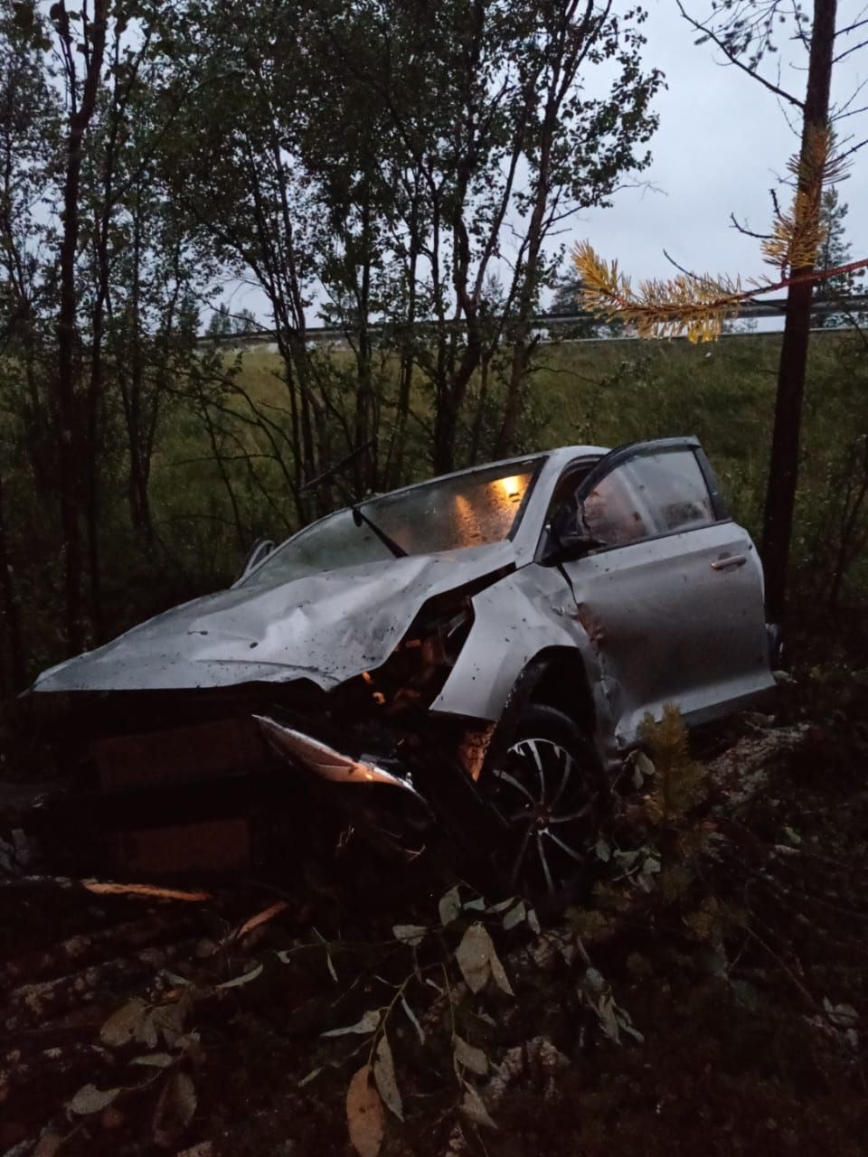 В Кольском округе разбилась иномарка — двое человек в больнице