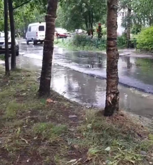3 бассейна и парковка для лодок: дворы и улицы в Полярных Зорях «поплыли» из-за непогоды