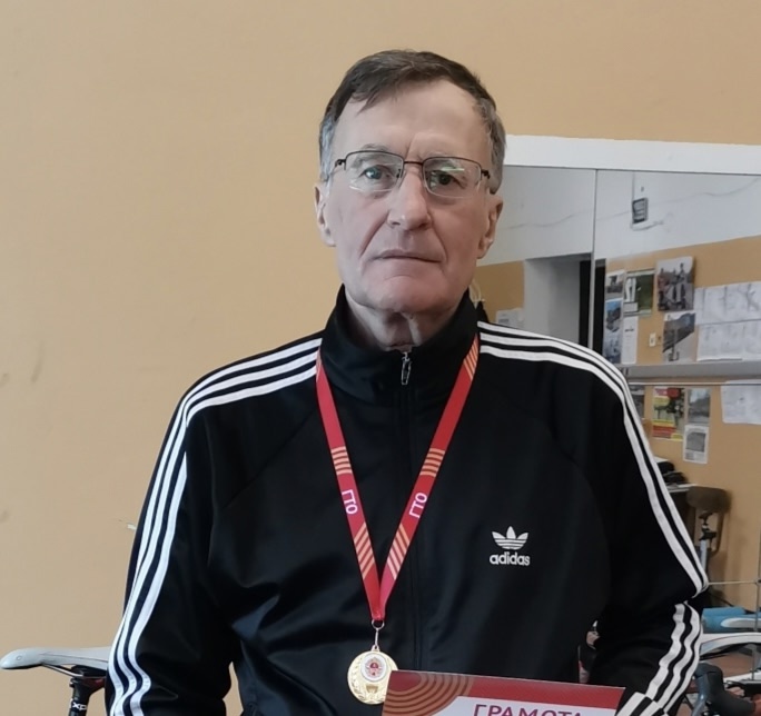Сила, смелость и упорство: 75-летний педагог из Апатитов получил золотой знак ГТО
