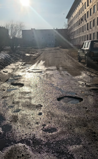 «Который год творится чёрт знает что»: жители Североморска пожаловались на разбитый асфальт
