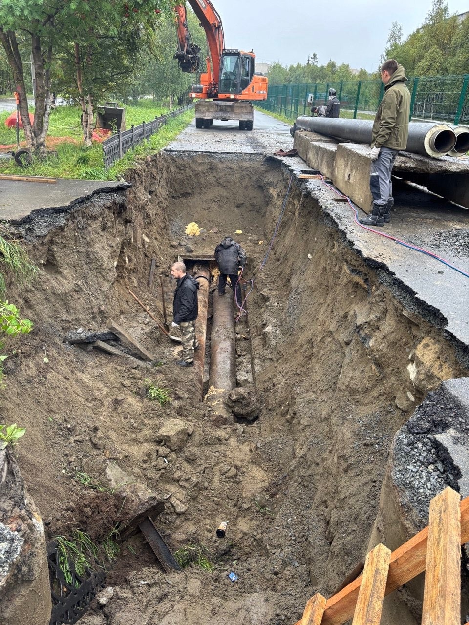 «Мера вынужденная»: аварийный участок теплосети ремонтируют в Ревде