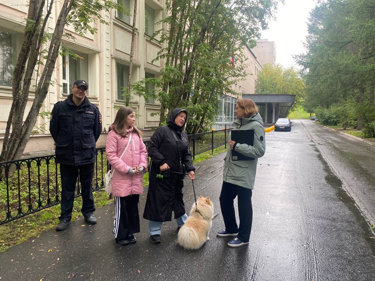 Питомцы на поводке, хозяева с пакетами: в Мурманске проверили соблюдение правил выгула собак