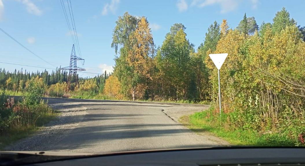 Не видно с трассы: дачники из СНТ «Тулома» просят заменить выцветший дорожный знак