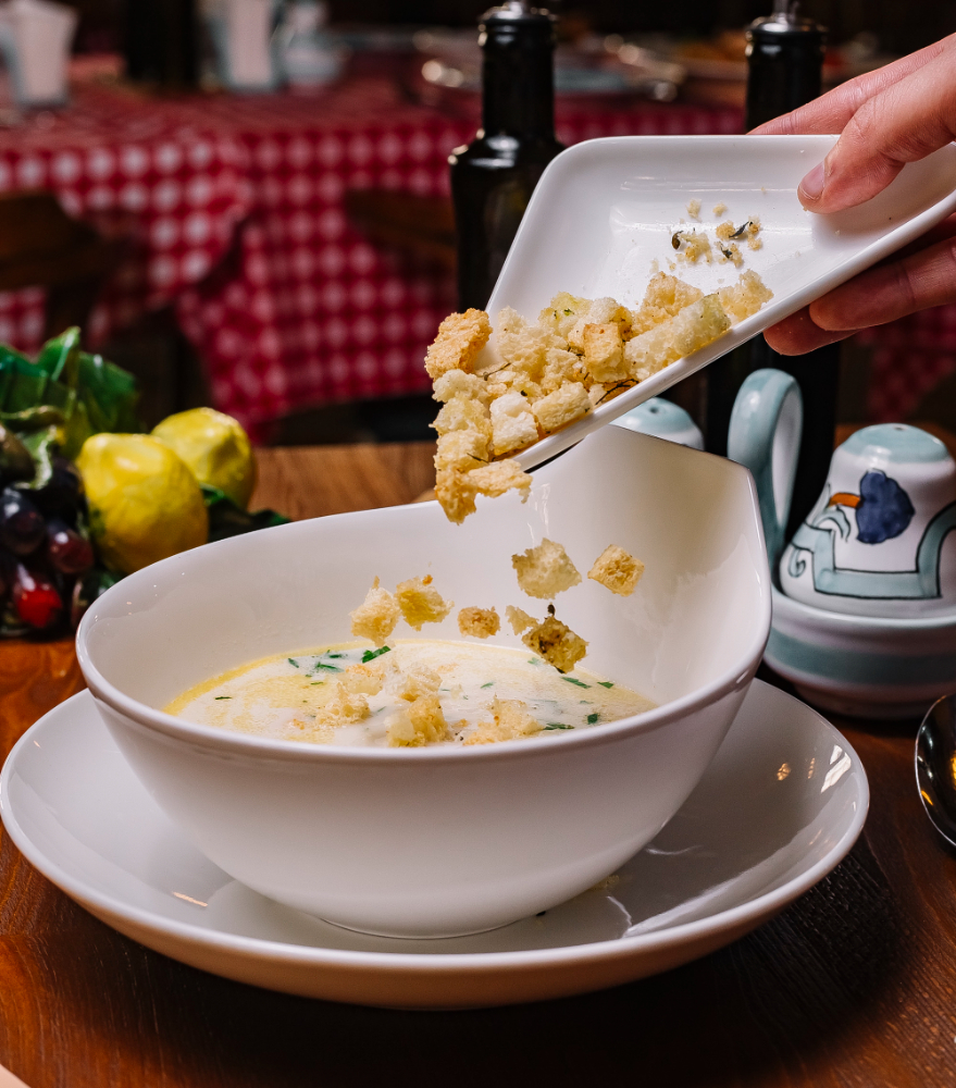 С шелковой текстурой и нежным вкусом — крем-суп: с сыром, копчёной куриной грудкой и гренками