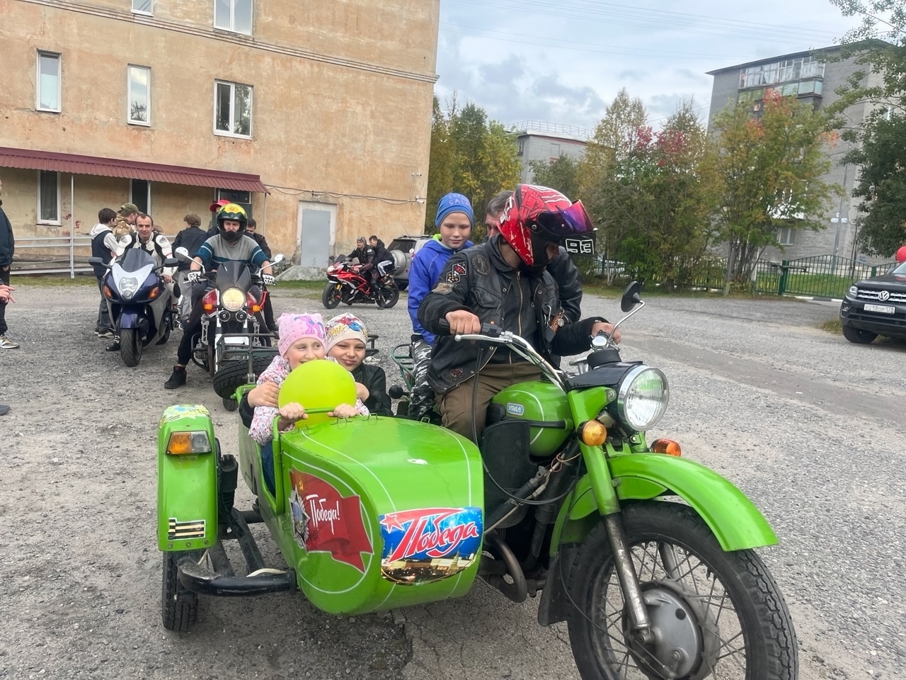 Оленегорские школьники оседлали мотоциклы и сыграли с байкерами в футбол