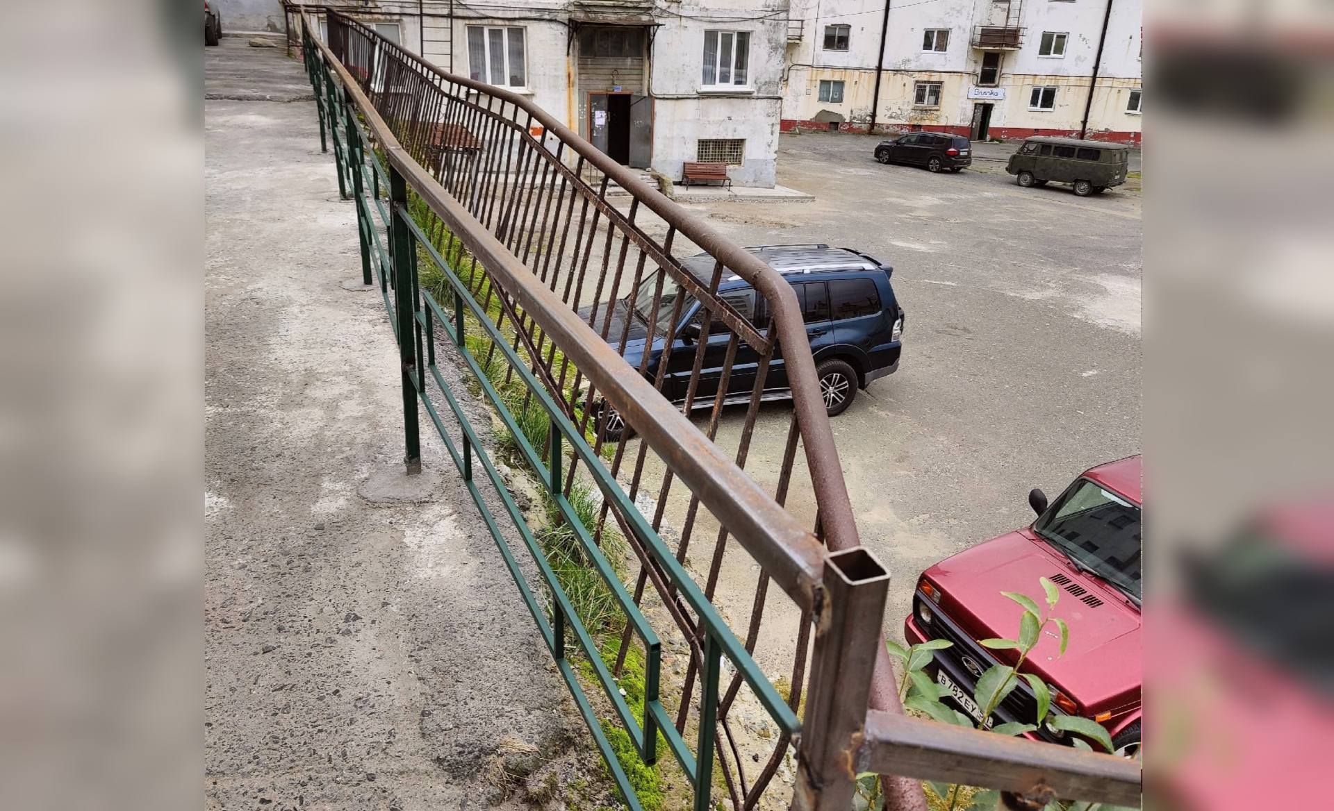 Забор в два ряда: В Никеле установили новое ограждение, оставив рядом ветхое