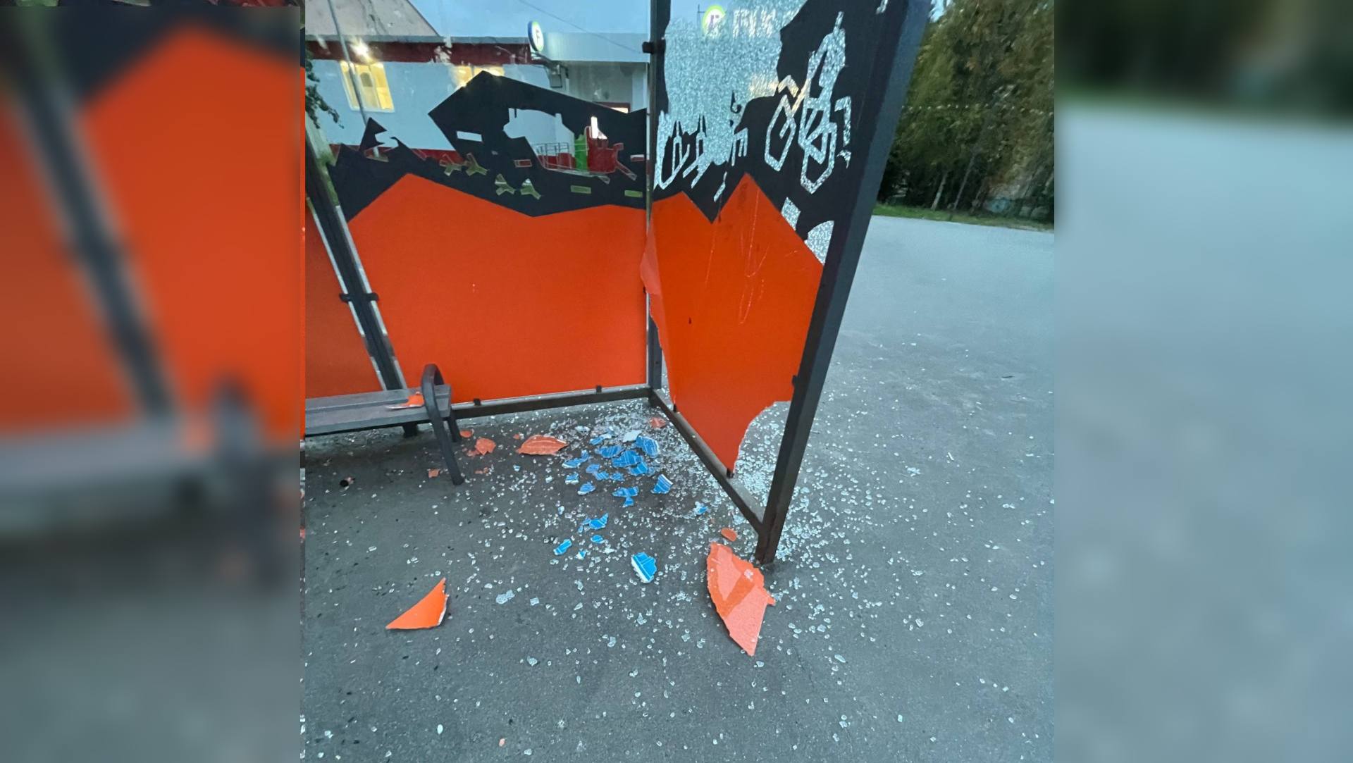 «Не ценят красоты»: в Кандалакше разгромили автобусные остановки
