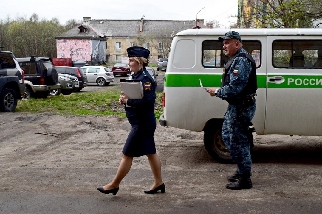 Зимой подъезд дома заметало снегом: в Североморске суд заставил УК заменить окна