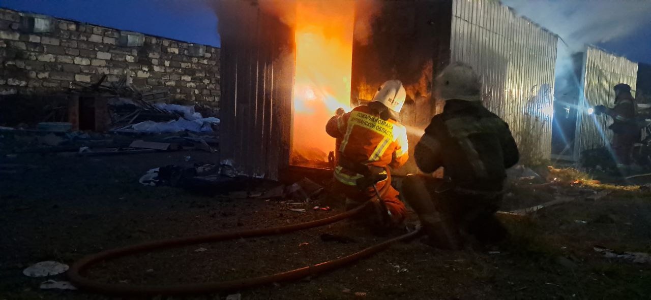 В Кировске огонь уничтожил бытовку с красками и электроинструментом