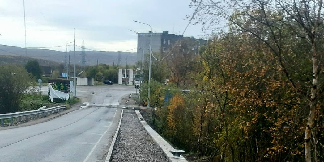 «Тротуар сделали, а опоры не вернулись»: в Минтрансе Заполярья рассказали, куда делись фонарные столбы в Междуречье