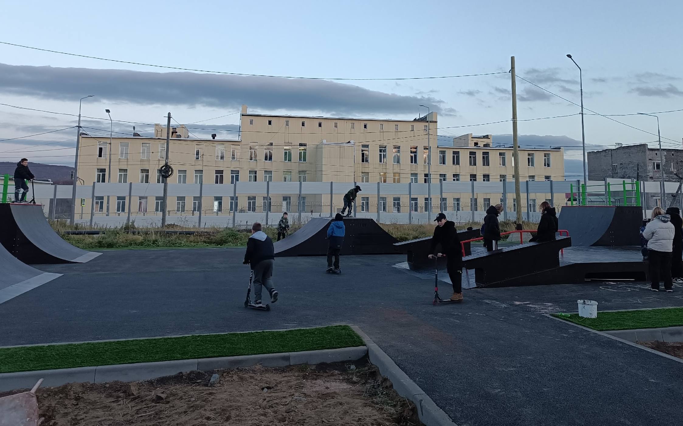 На бывшем пустыре в гарнизоне Печенгского округа обустроили скейт-площадку