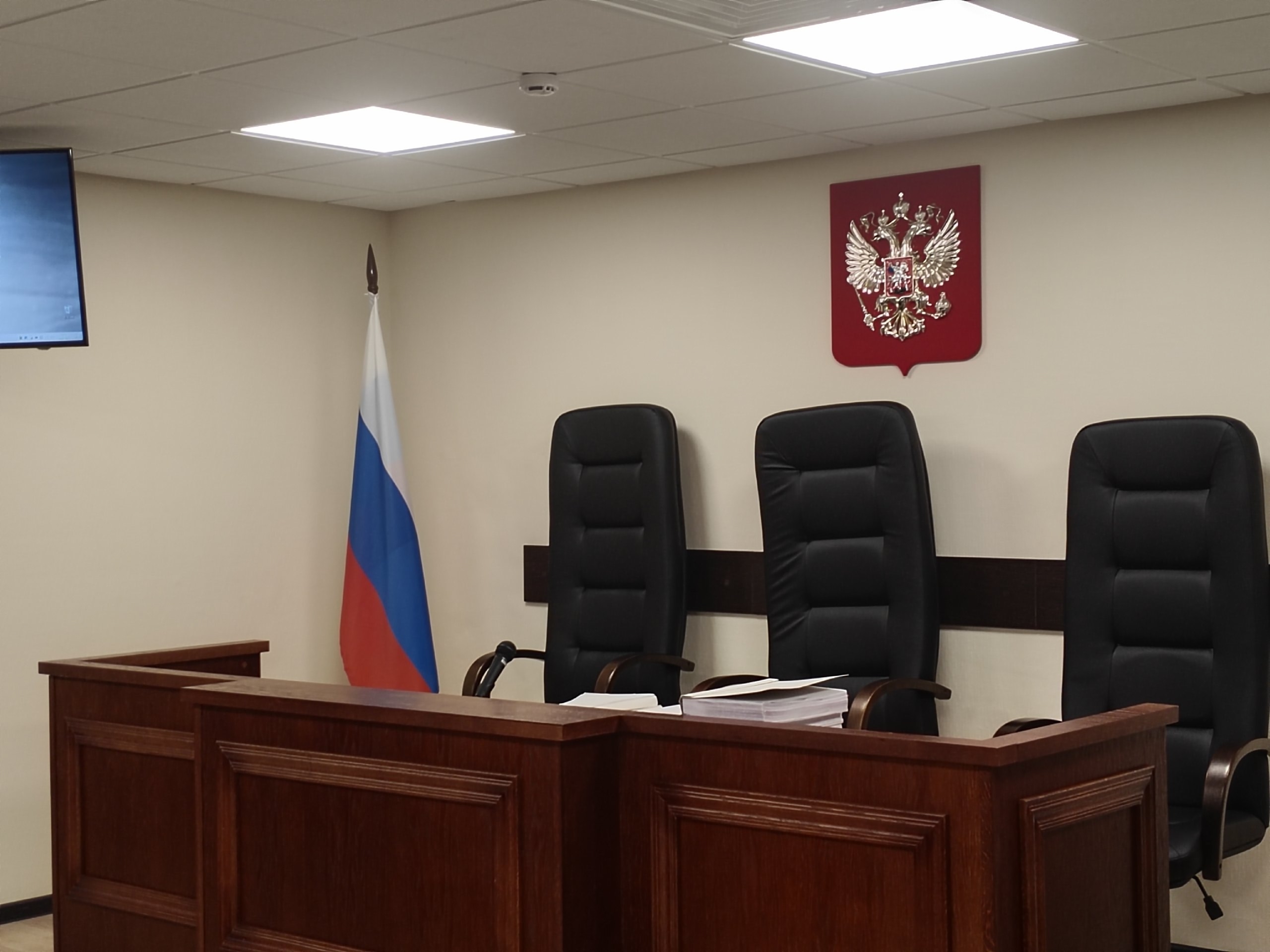В Кандалакше обвиняемый решил сбежать из здания суда, проползя под турникетом