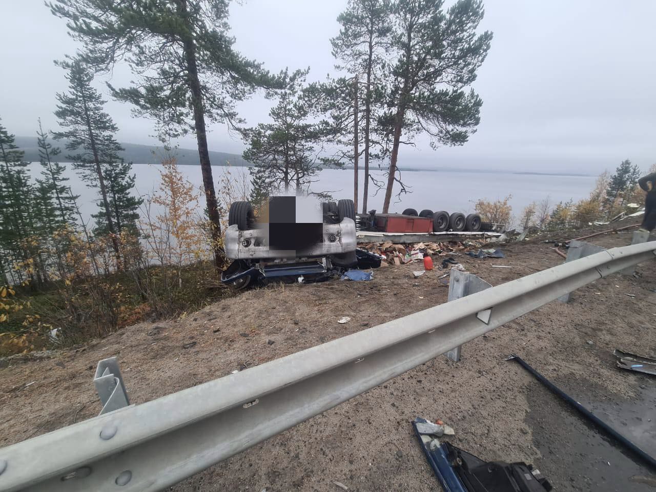 С трассы под Полярными Зорями вылетела в кювет и перевернулась фура